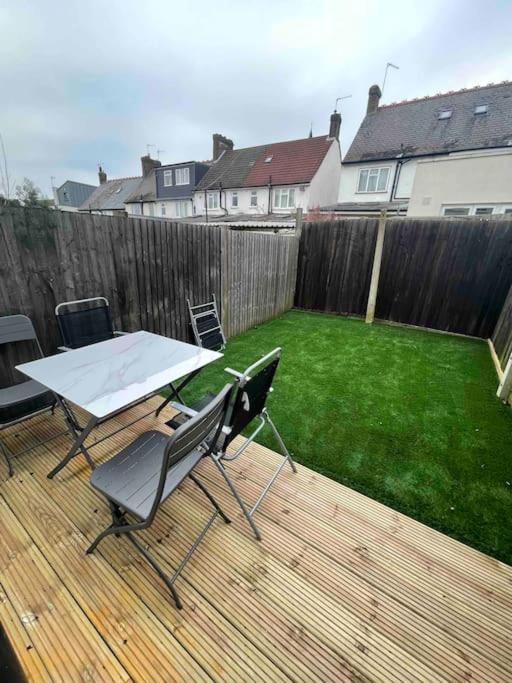 Tooting Lodge London - Cosy 2 Bedroom House With Garden, 5 Mins Walk To Tube Station Kültér fotó